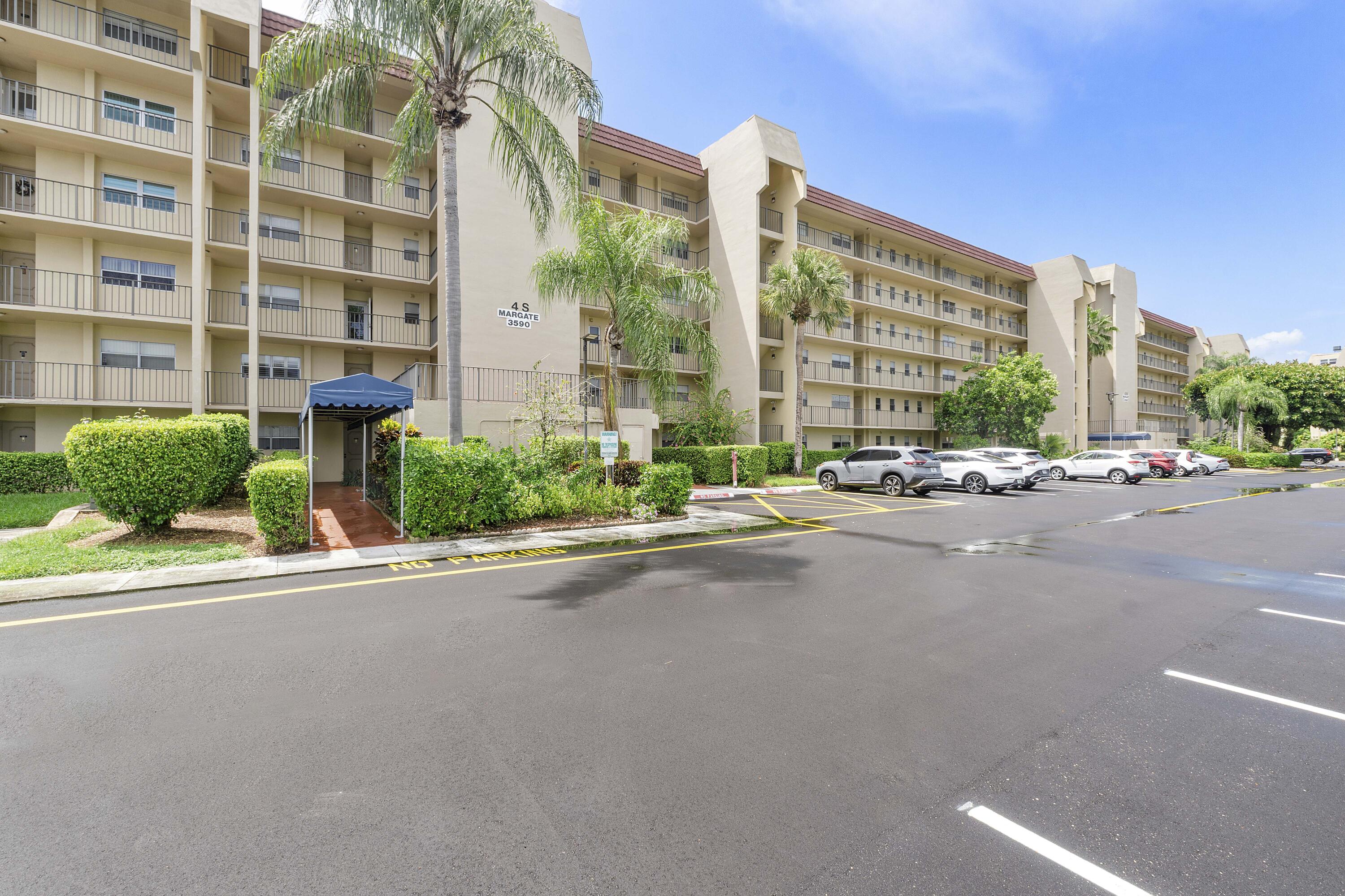 3590 Via Poinciana # 107, Lake Worth FL 33467