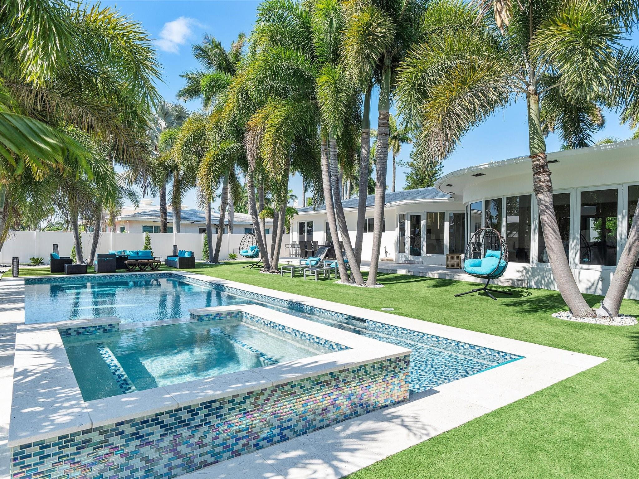 207 Royal Palm Drive — Photo 2