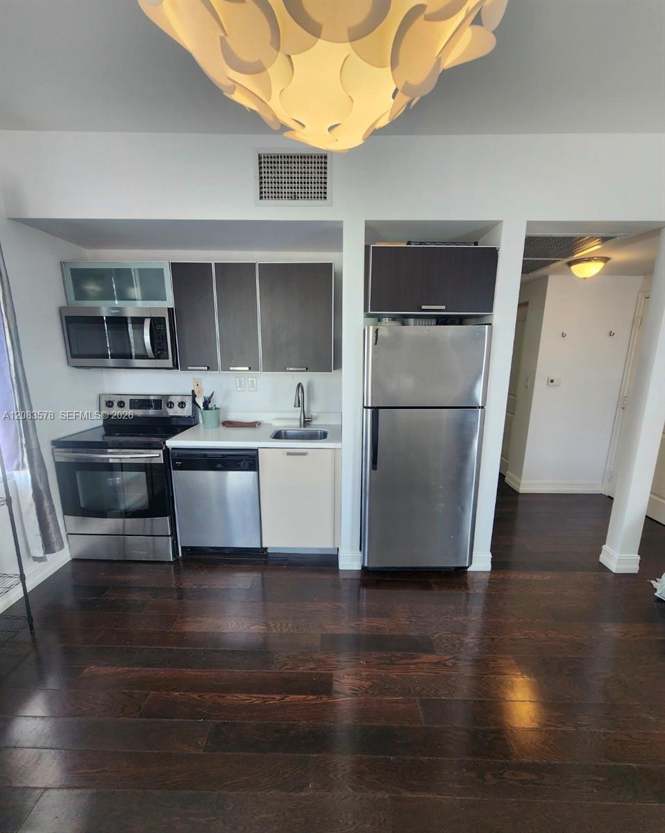 621 11th St # 201 — Photo 2