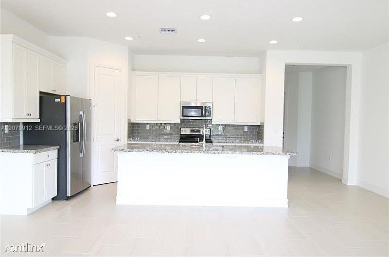 11776 SW 13th LN # 11776 — Photo 2