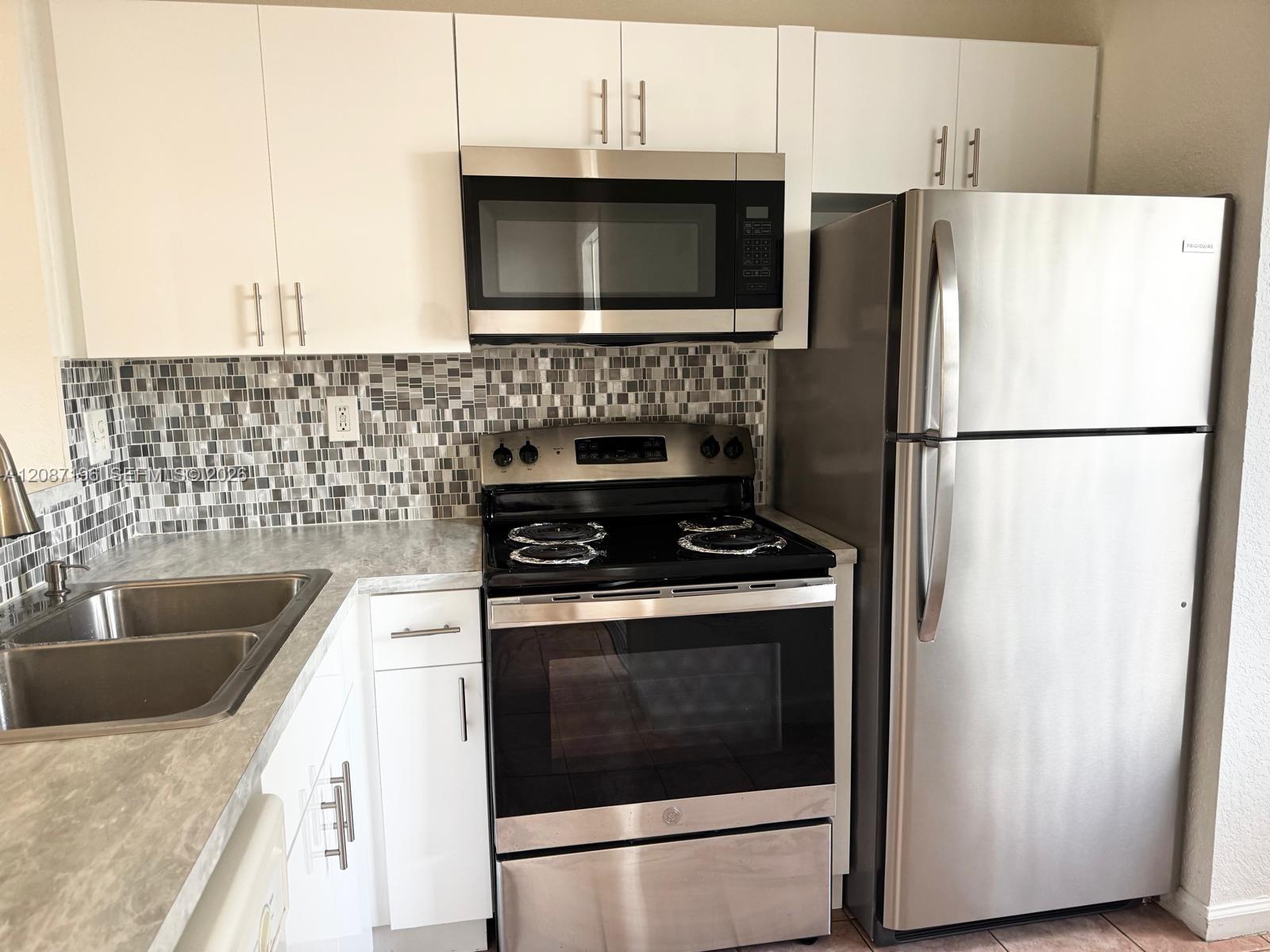 12178 SW 143rd Ln # 4 — Photo 4