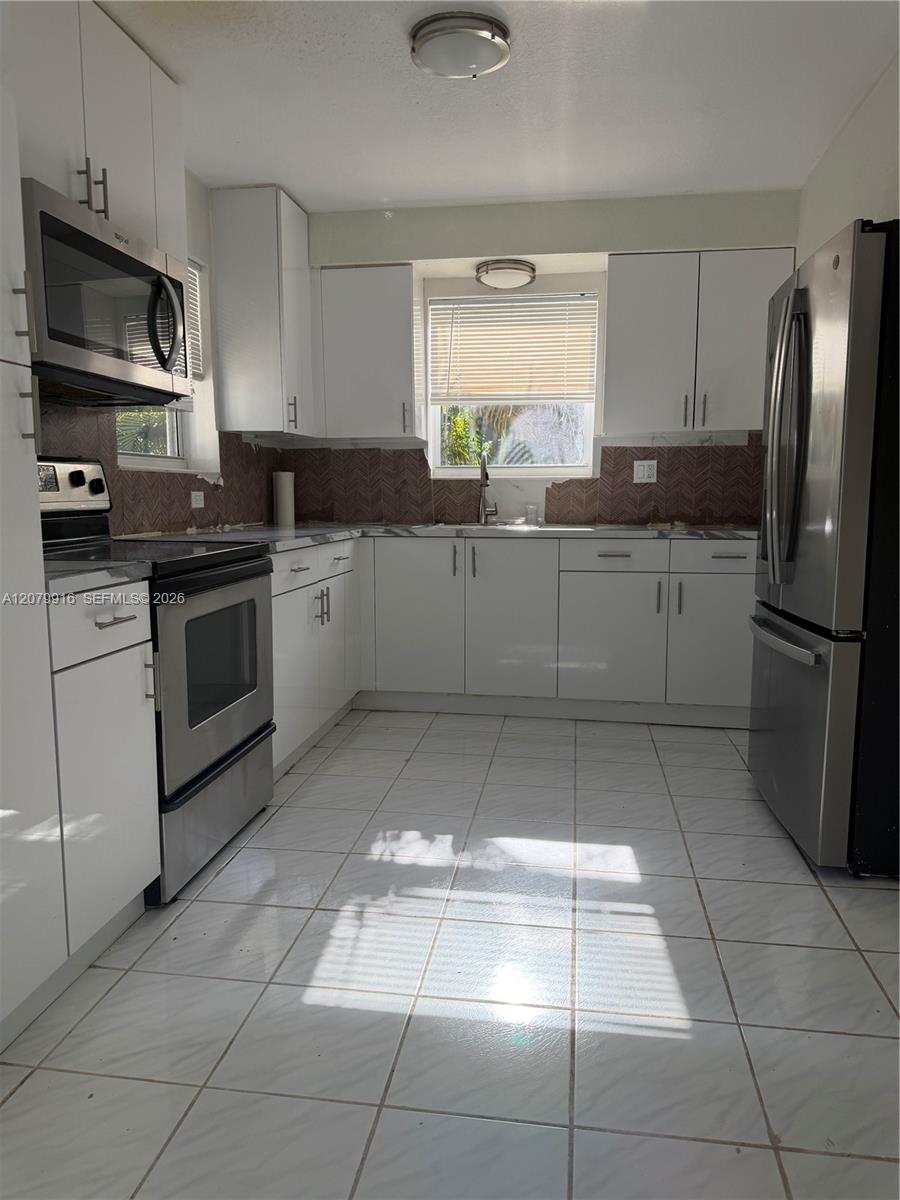 2446 Johnson St — Photo 2
