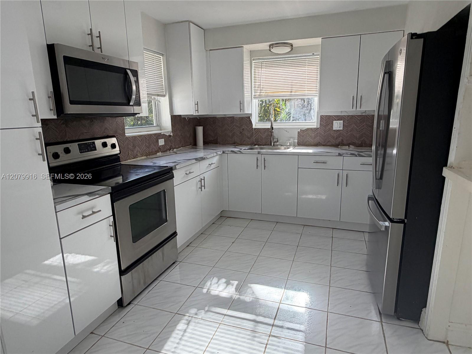 2446 Johnson St — Photo 3