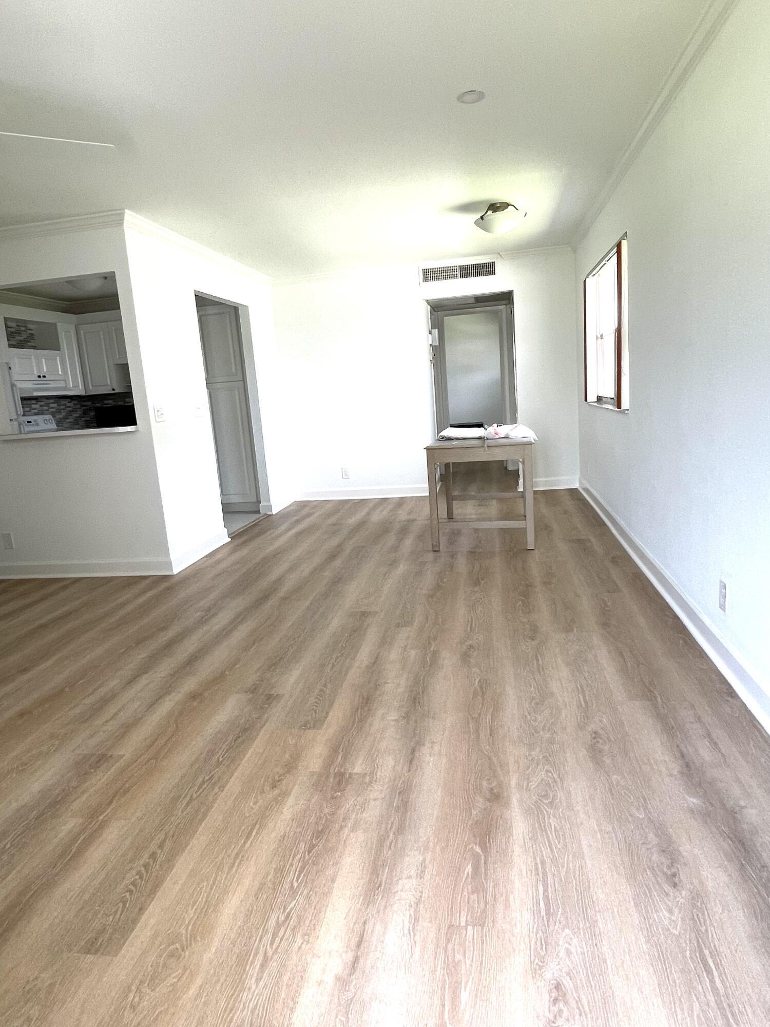 114 Valencia E — Photo 5