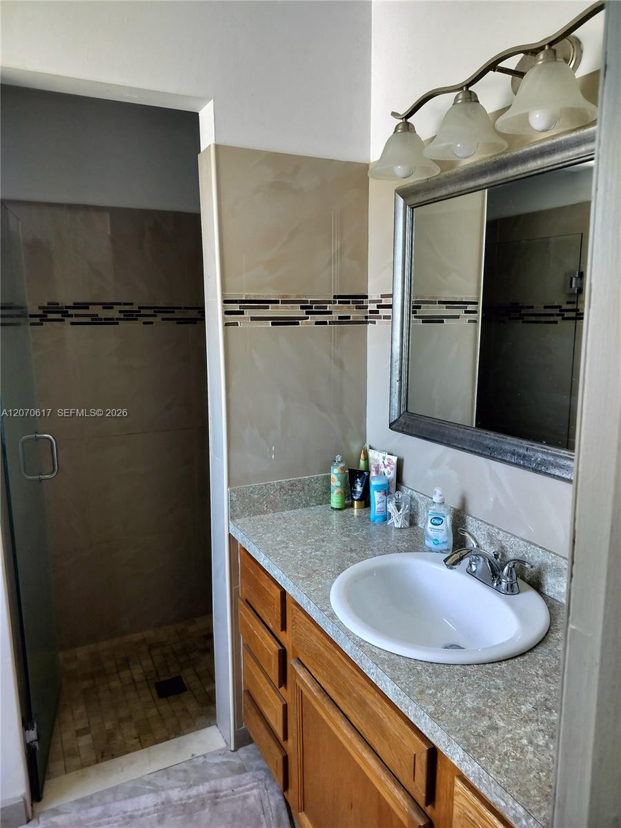 213 Woodbridge Dr — Photo 3