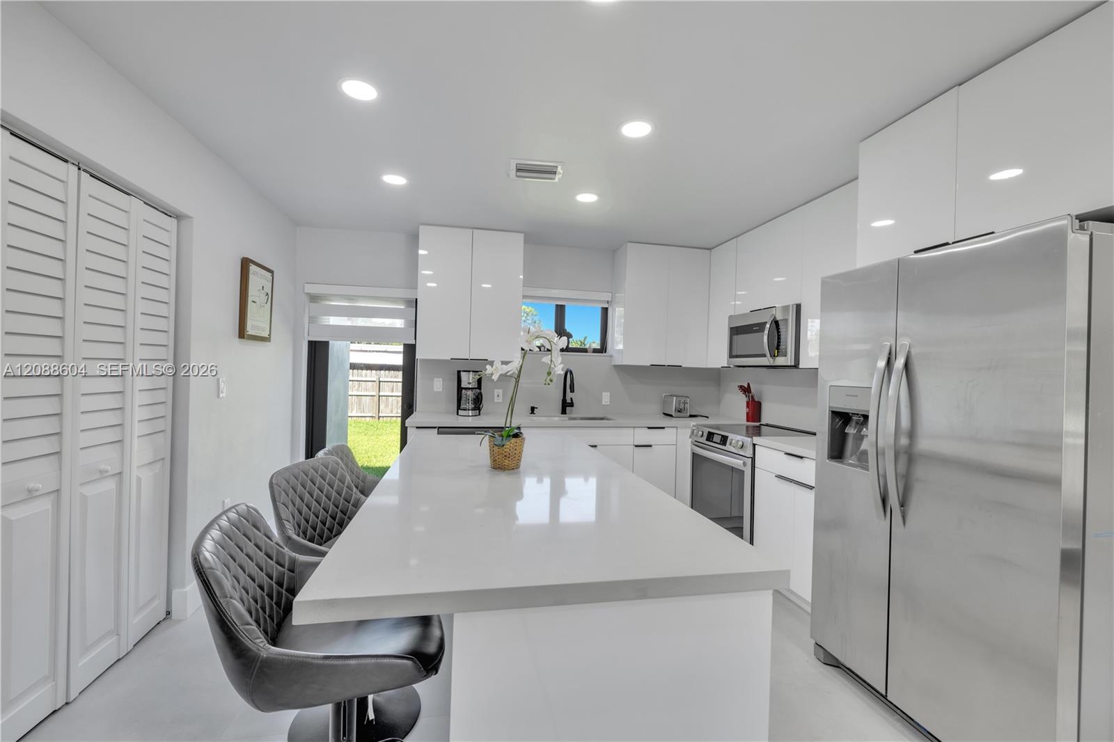 6021 SW 19th St — Photo 3