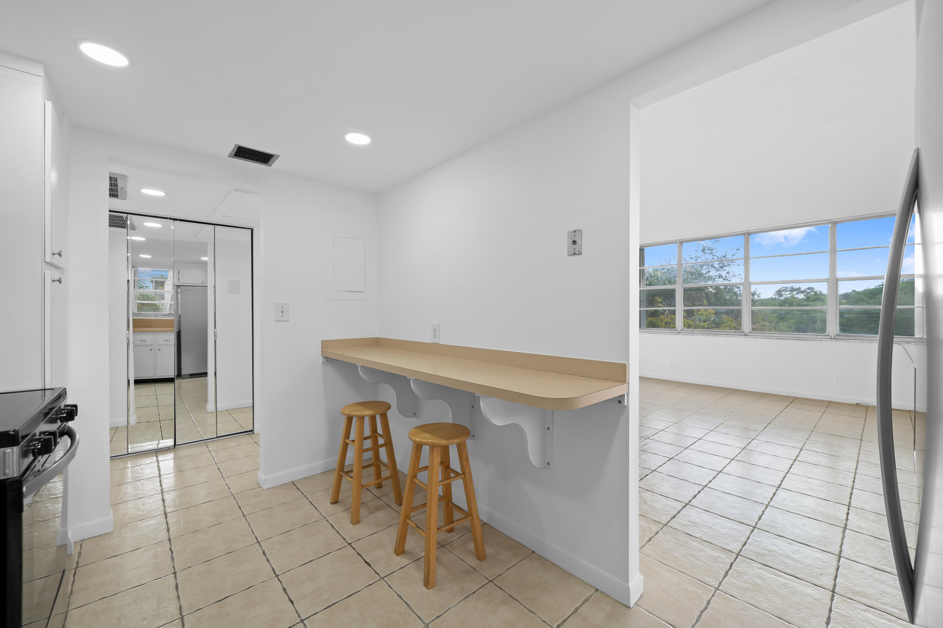 2781 TAFT Street # 303 — Photo 3
