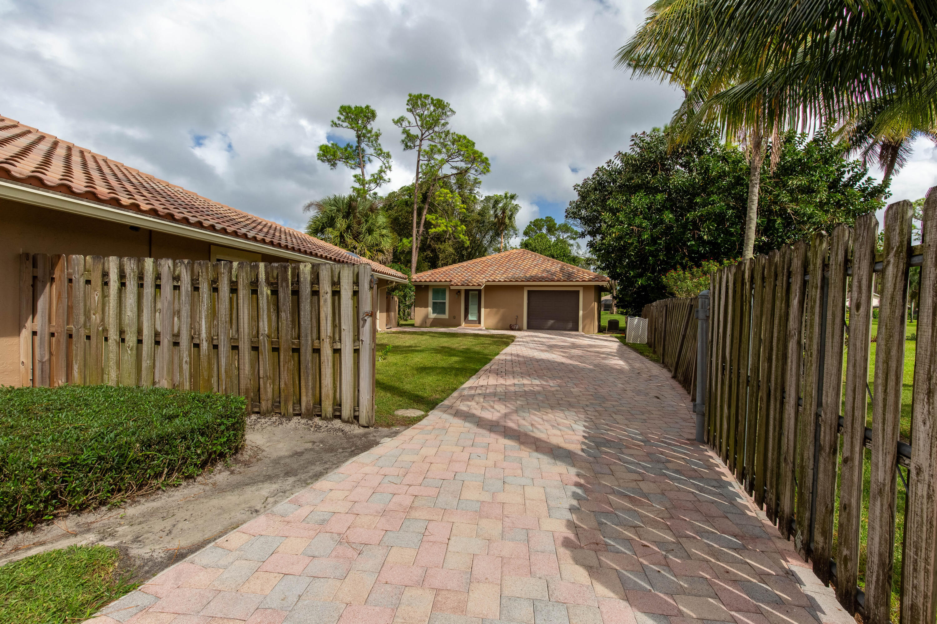 352 WINDOW ROCK Drive — Photo 3