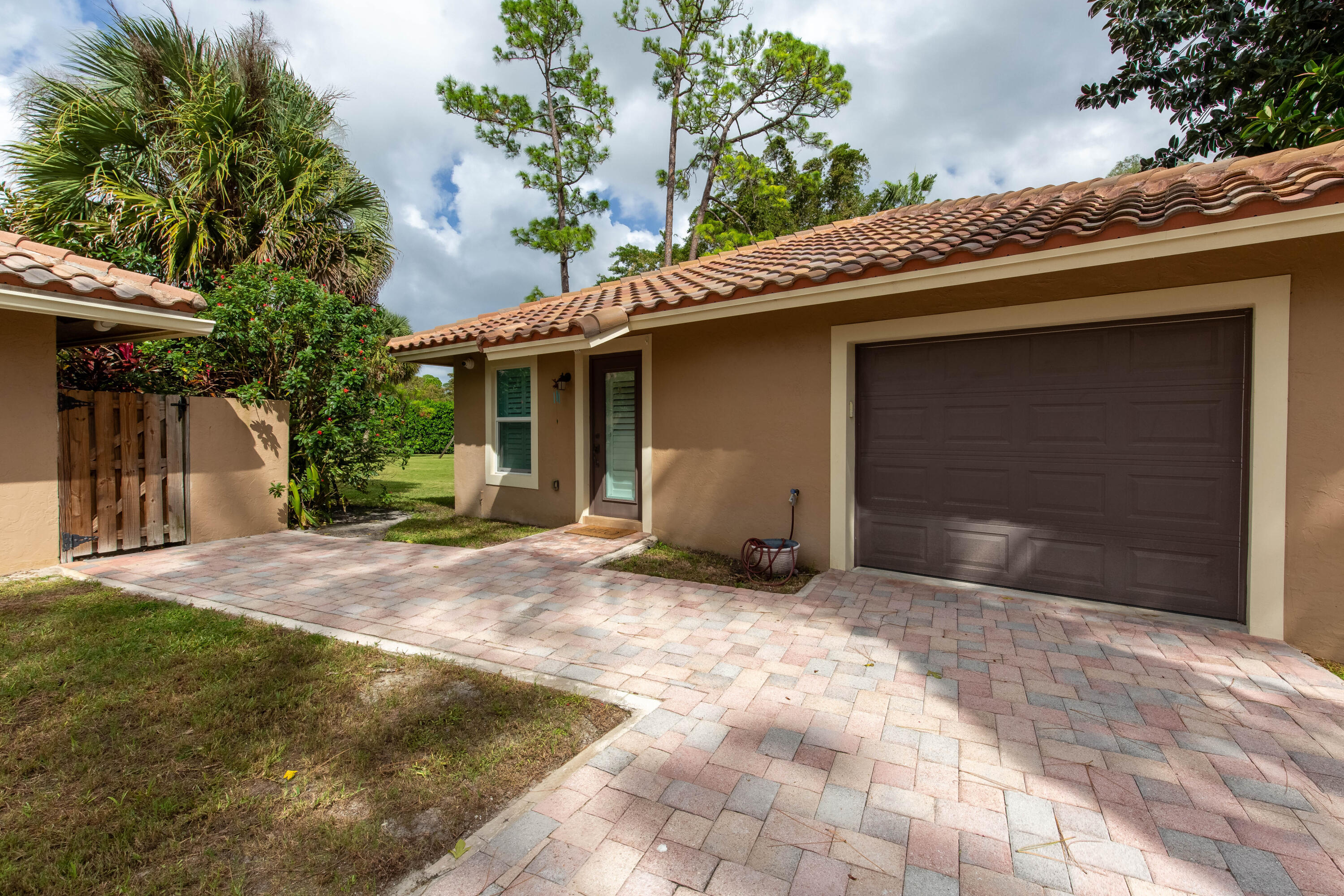 352 WINDOW ROCK Drive — Photo 2