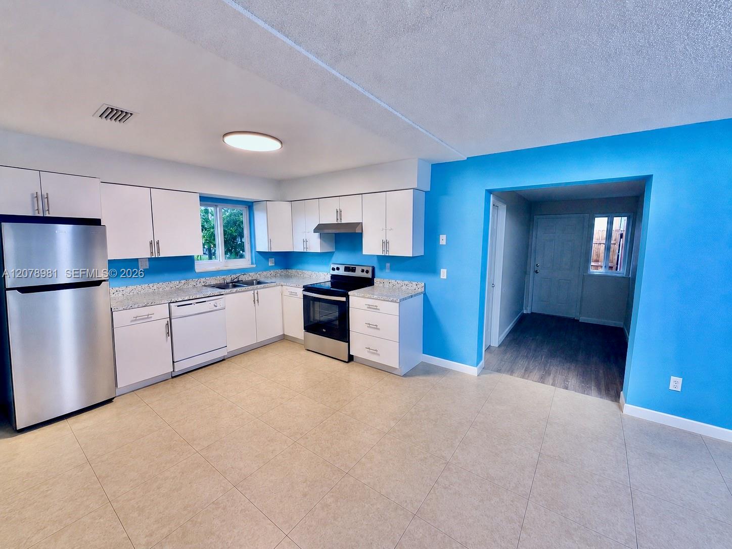 4940 SW 25th Ave — Photo 3