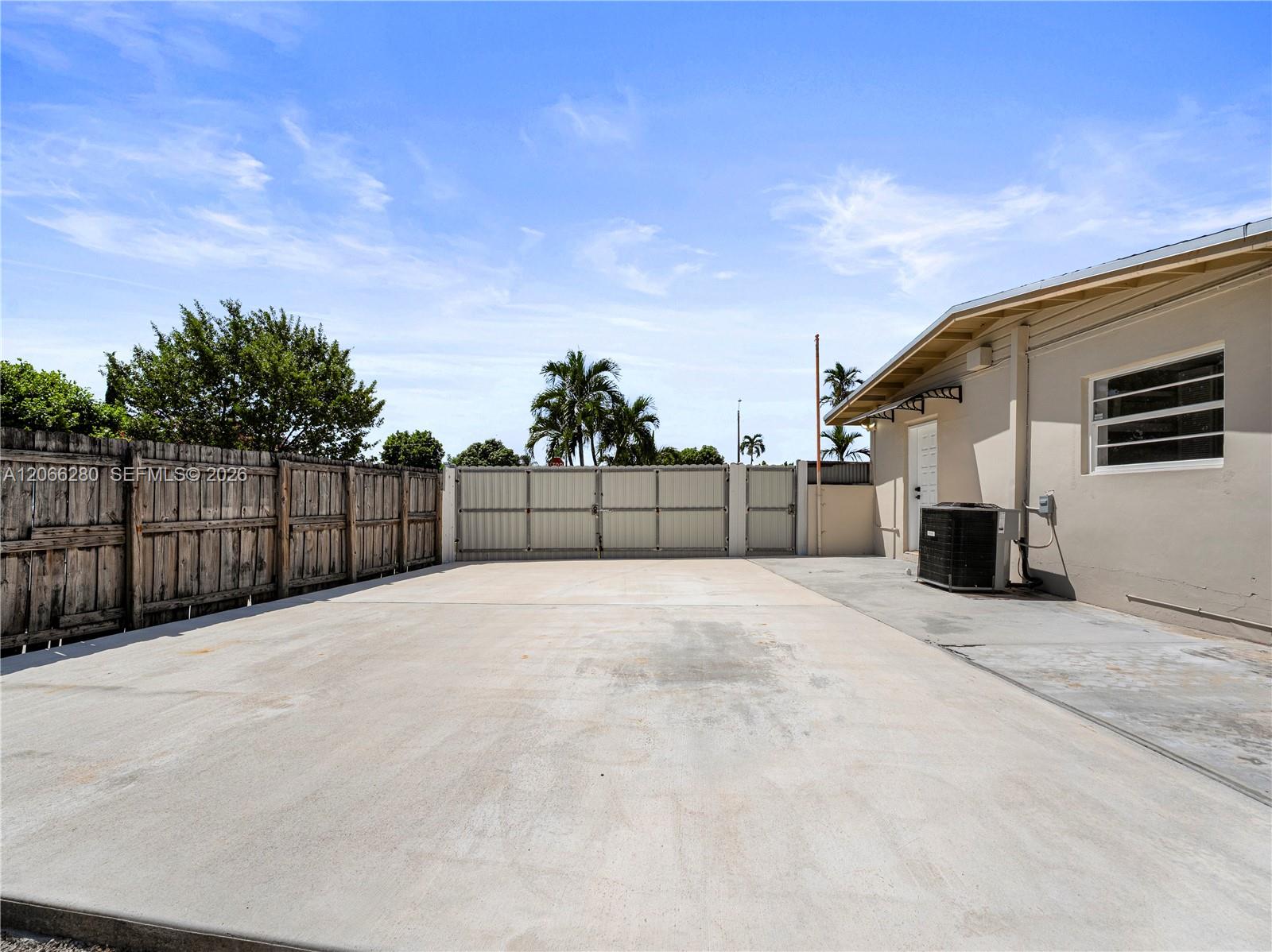 8241 SW 12th Ter — Photo 3