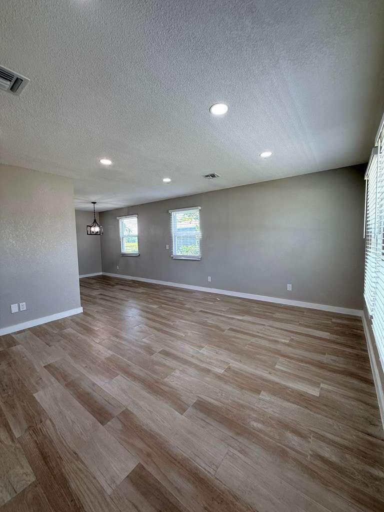 625 NW 14TH Street — Photo 5