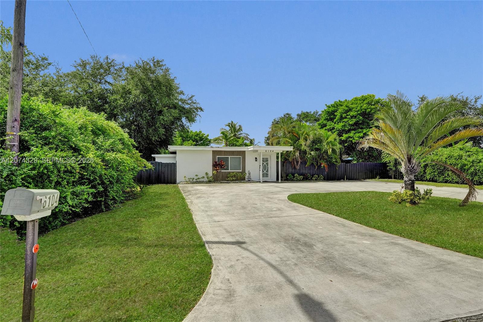 6104 SW 33rd St — Photo 2