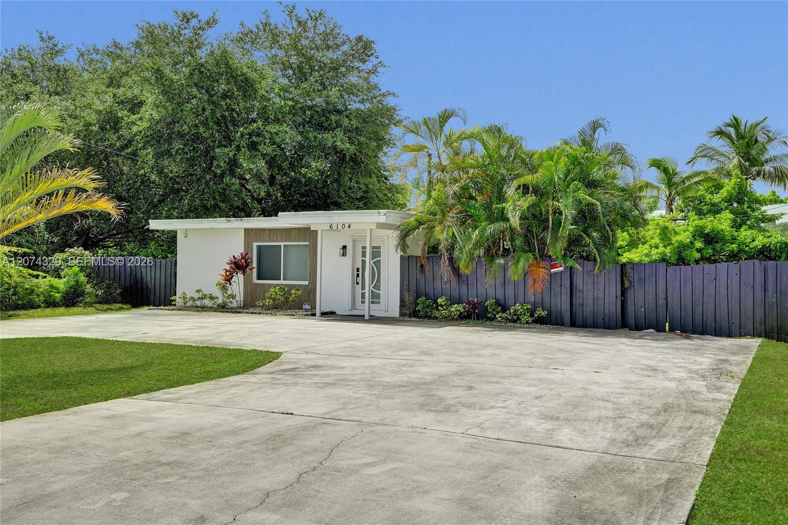 6104 SW 33rd St — Photo 3