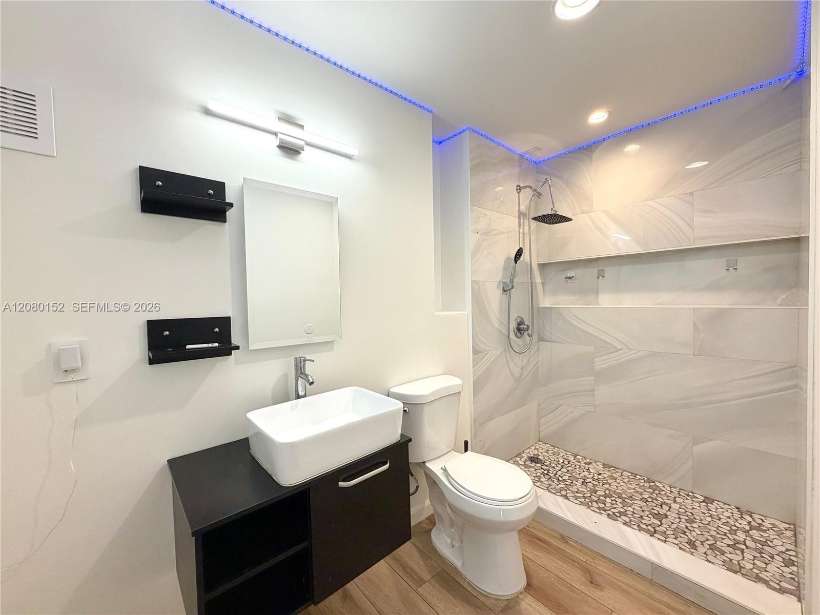 2625 SW 67th Ave # Efficiency — Photo 4