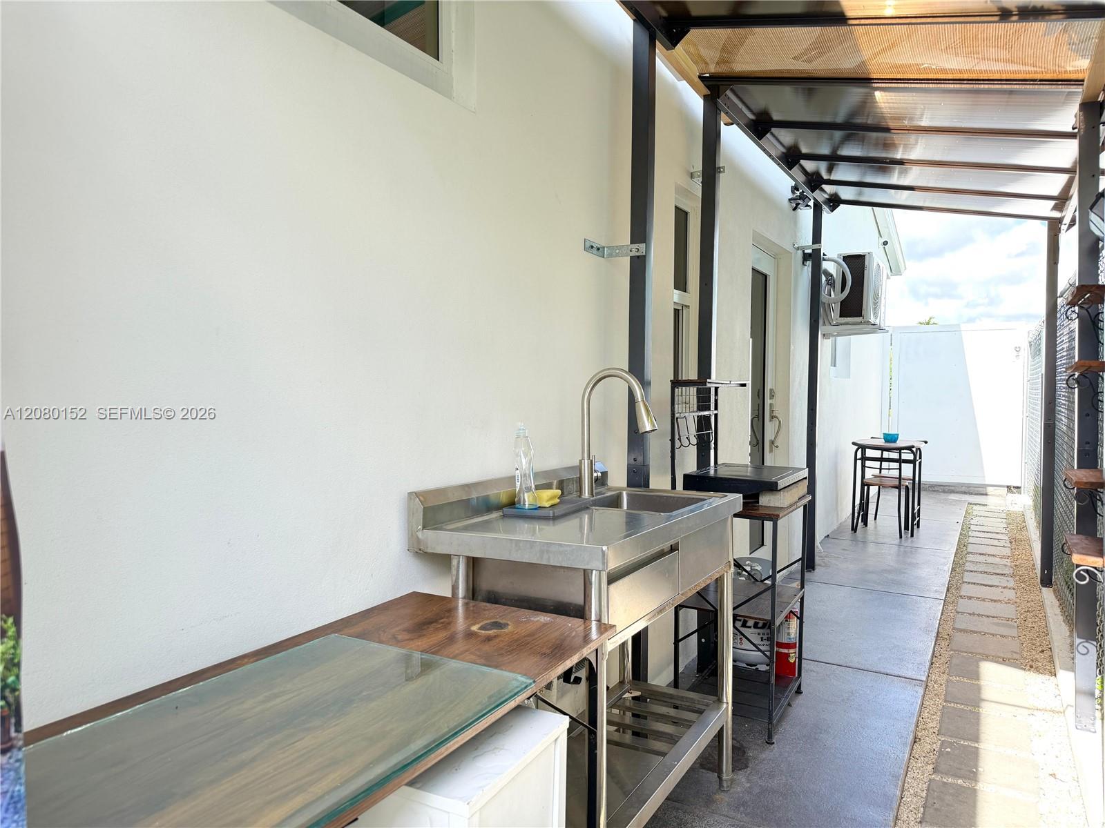 2625 SW 67th Ave # Efficiency — Photo 5