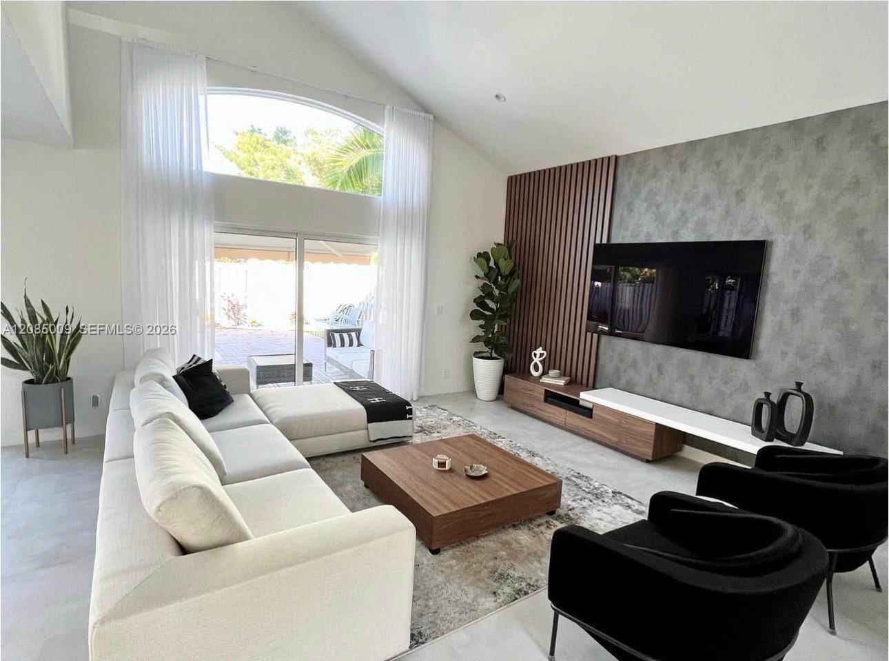 4827 SW 34th Ave — Photo 2