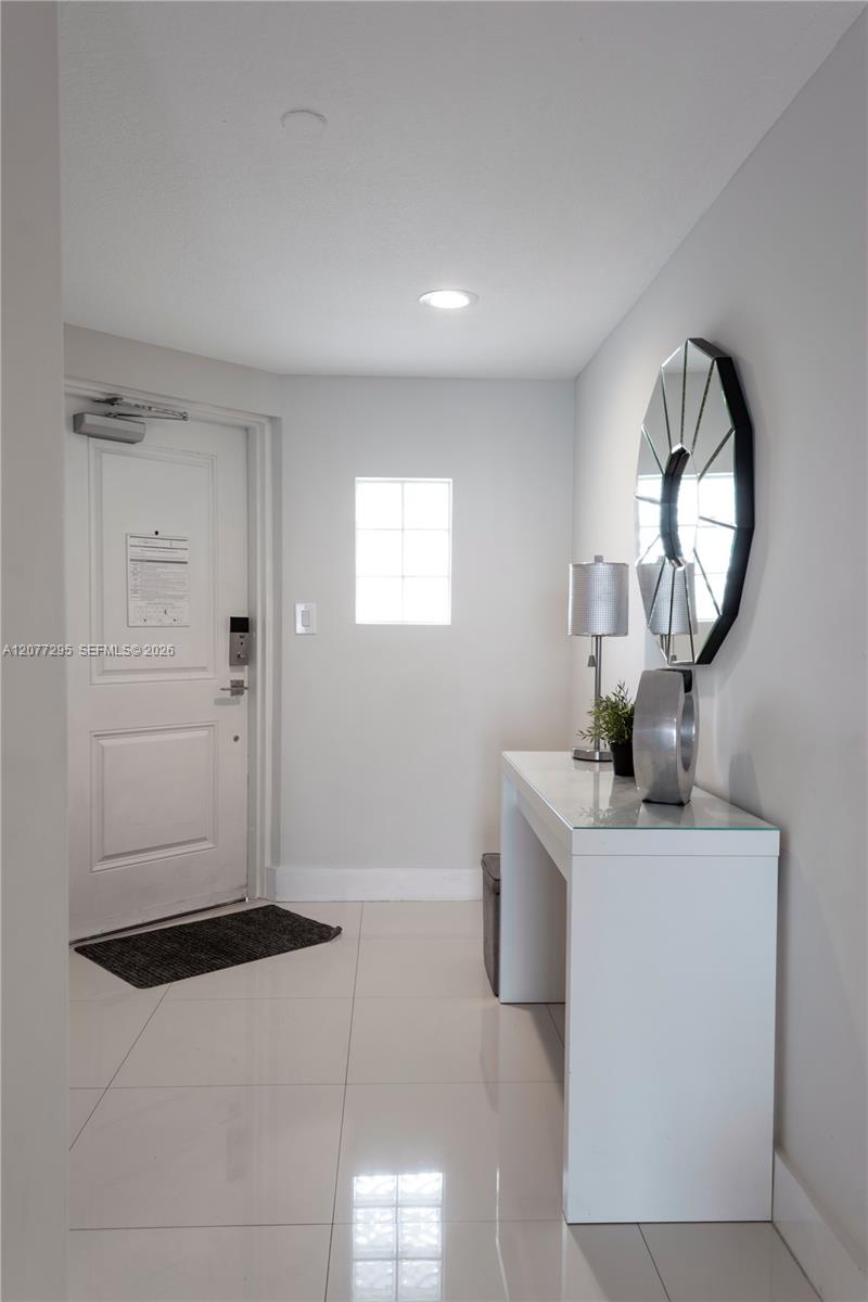 17050 N Bay Rd # 406 — Photo 2