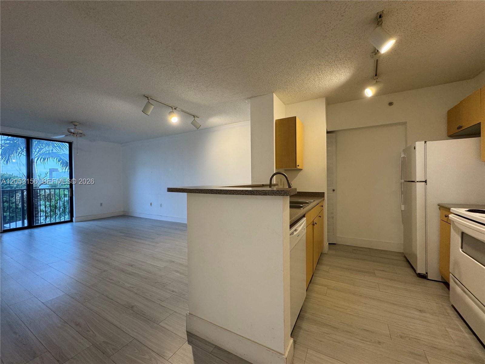 1919 Van Buren St # 506A — Photo 3