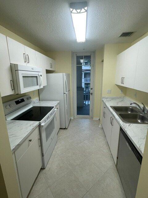 1136 TOWN CENTER Drive # 23 — Photo 3