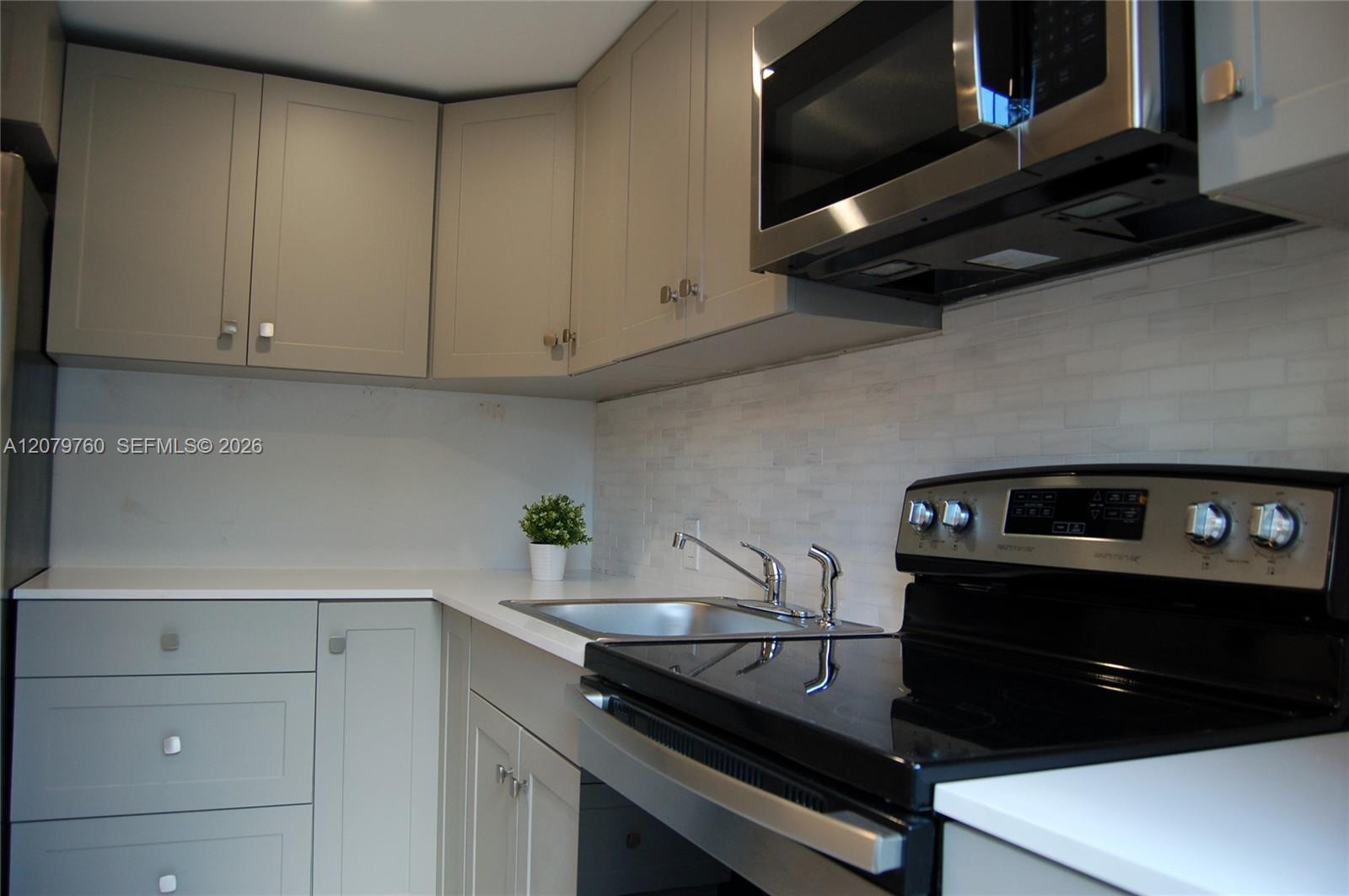 2140 SW 25th St # 2140 — Photo 3