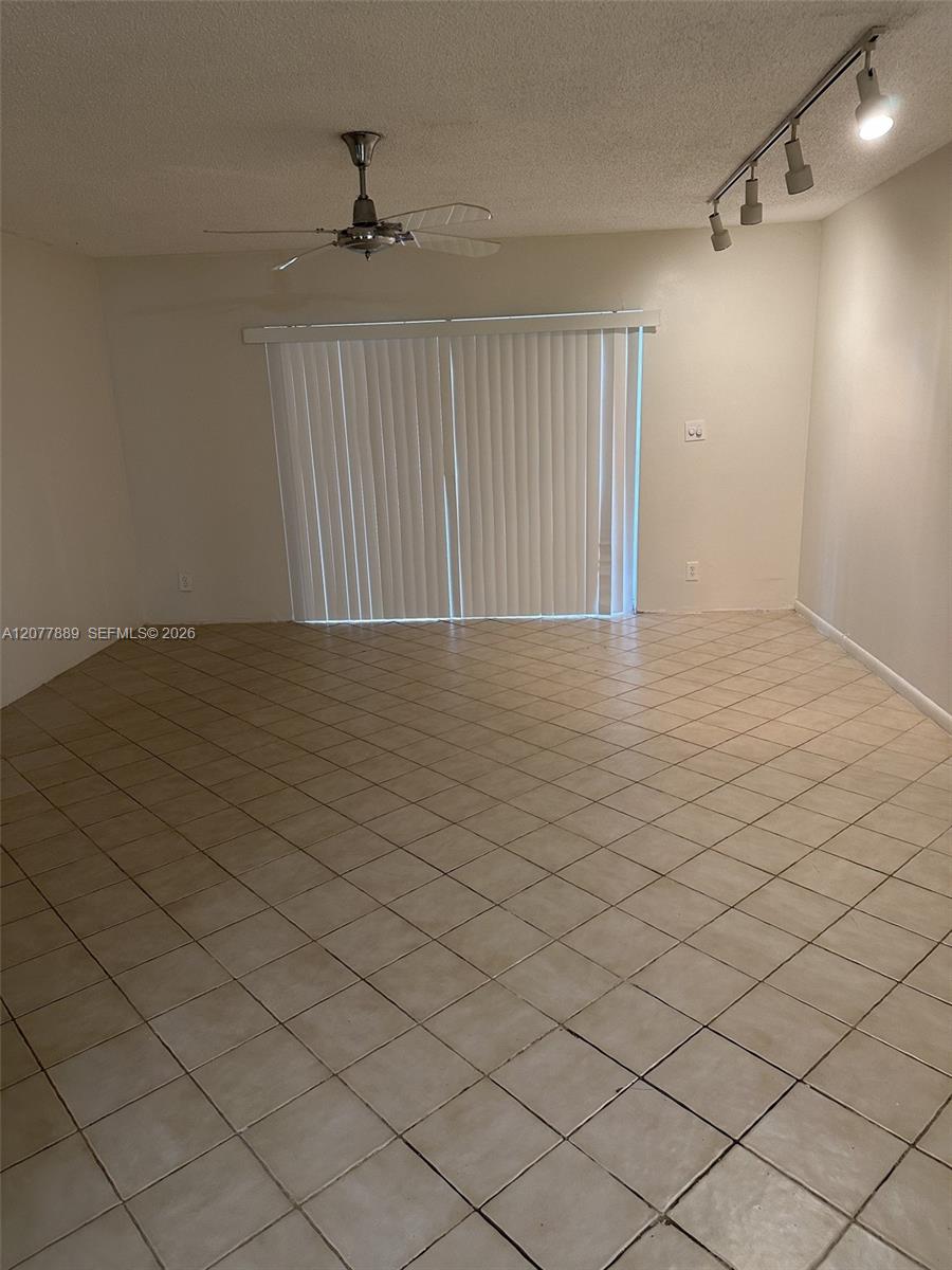 6061 N Falls Cir Dr # 106 — Photo 3