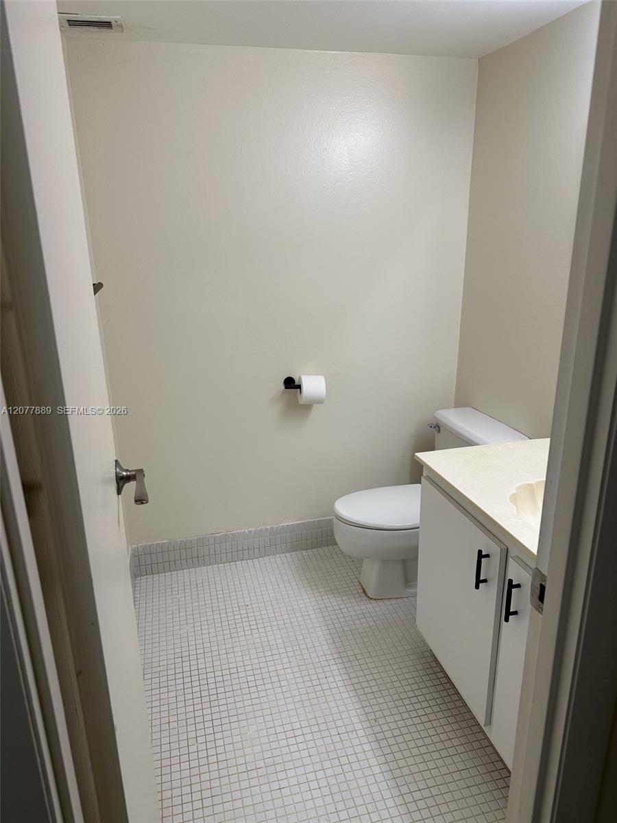 6061 N Falls Cir Dr # 106 — Photo 5