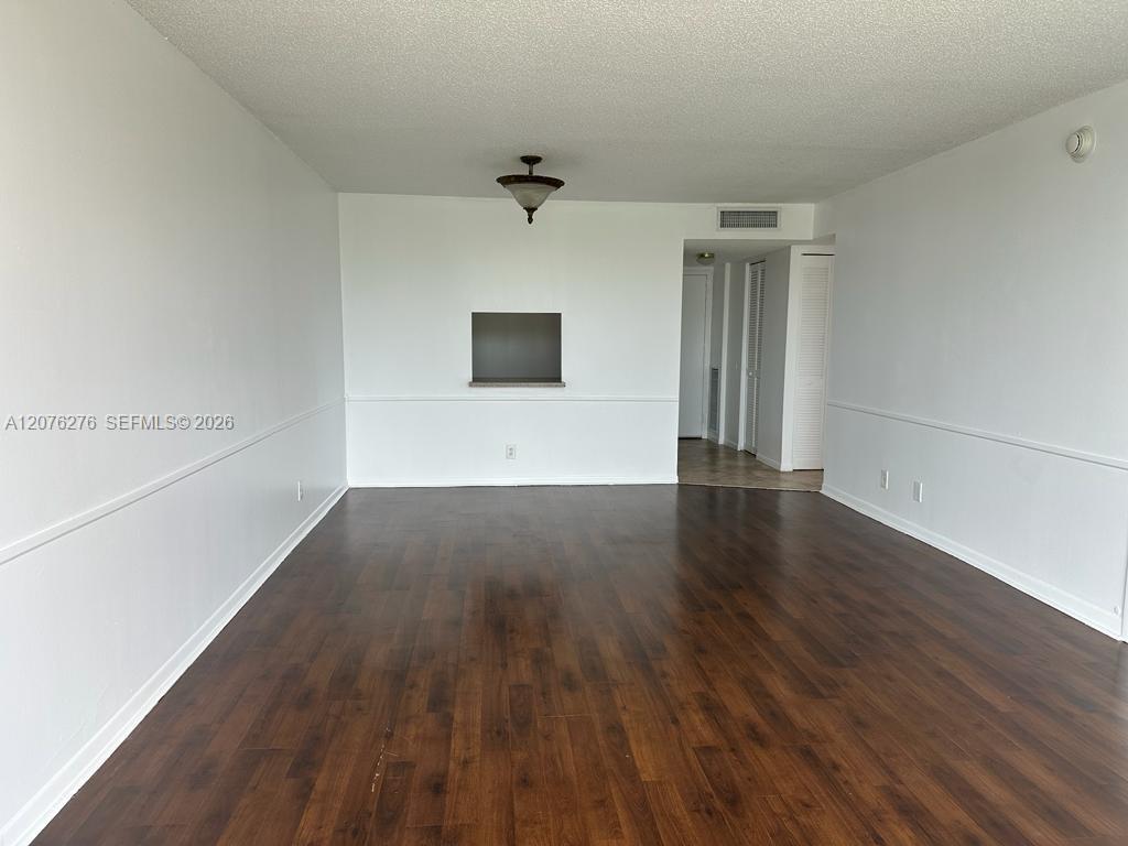 500 Executive Center Dr # 3A — Photo 2