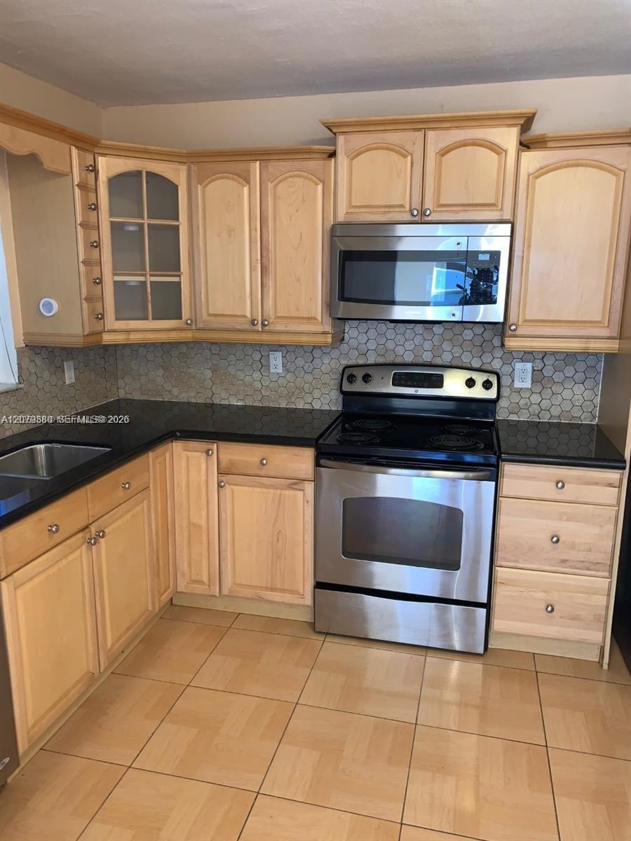 4524 SW 54th St # 502-W — Photo 2