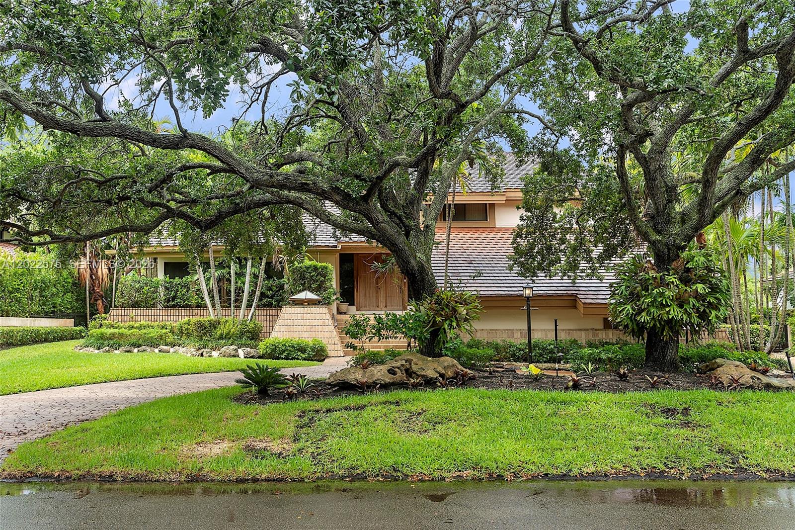 7244 E Lago Dr — Photo 2