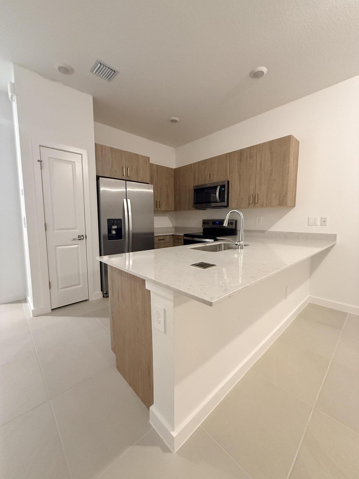 151 LAKESIDE LANDING COURT — Photo 4