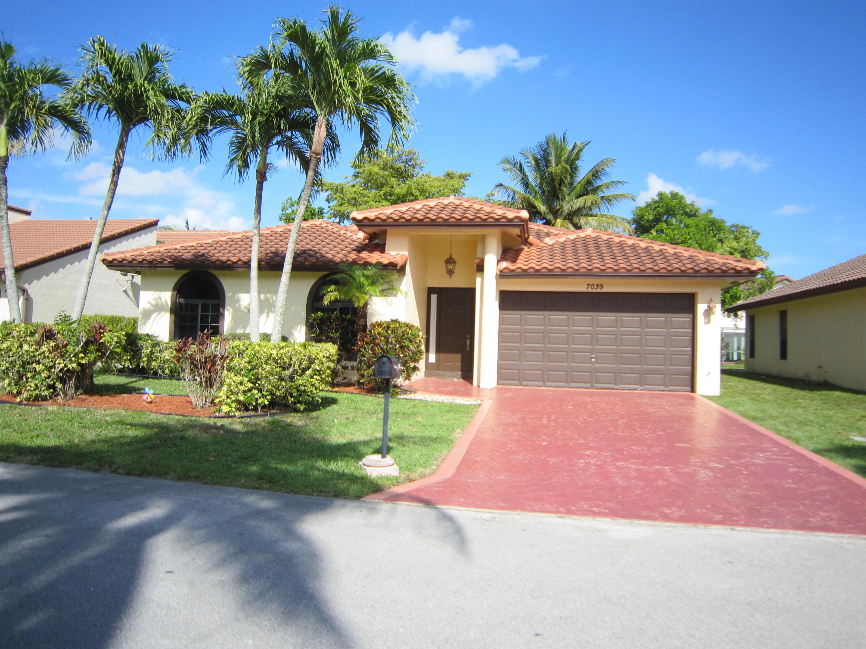7039 Golf Pointe Circle — Photo 2