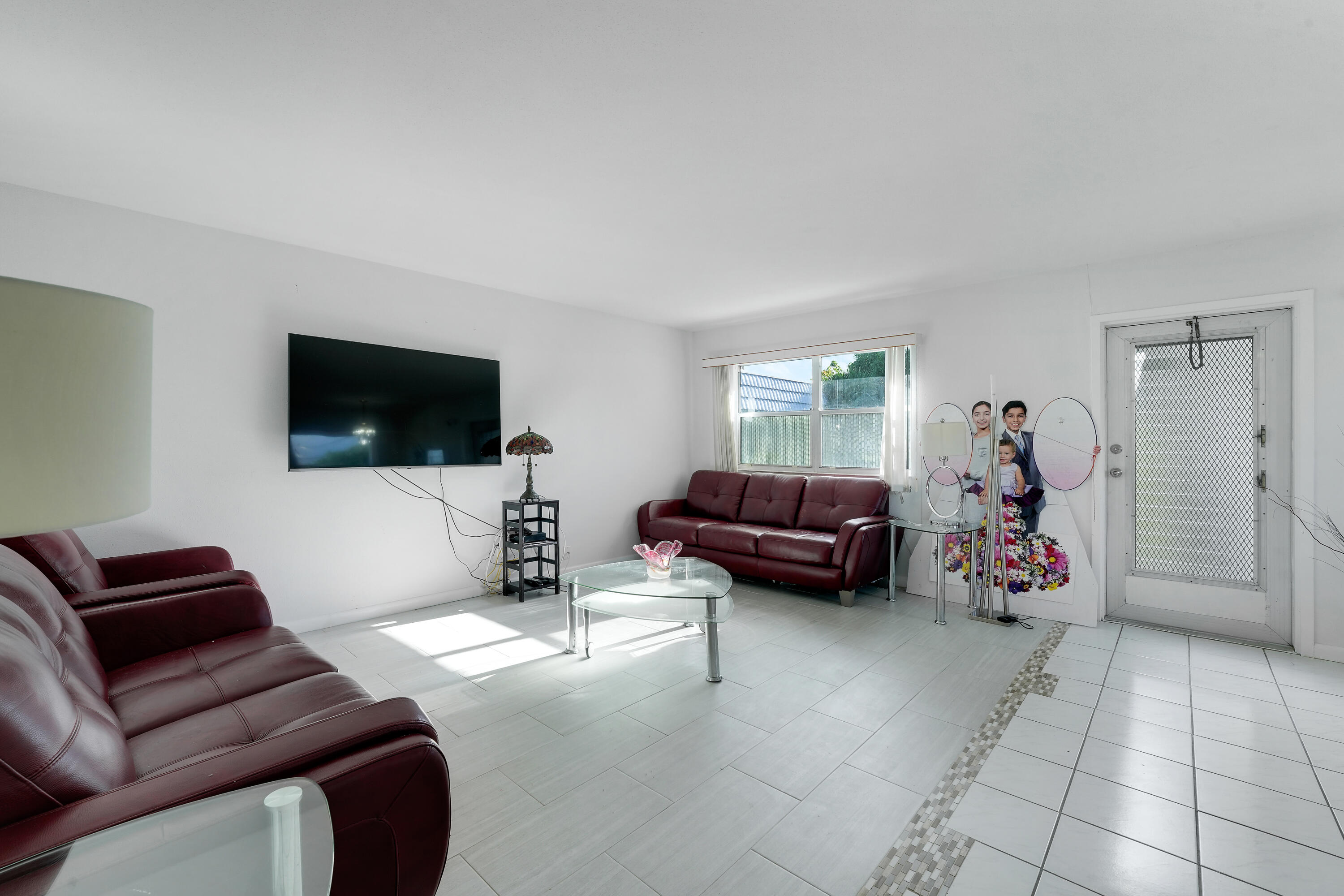 173 Valencia H — Photo 2