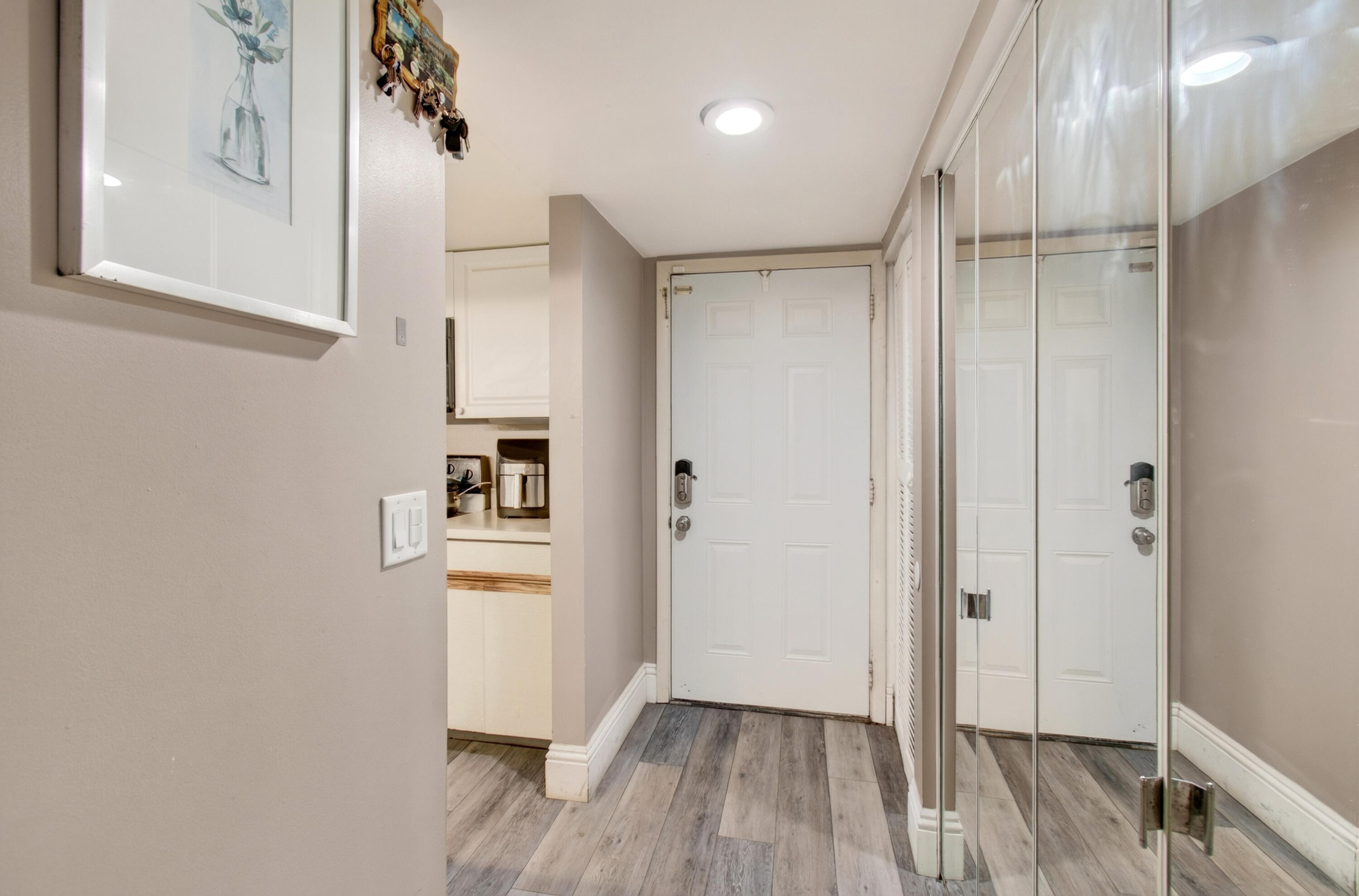 7539 Greenlake Way — Photo 4