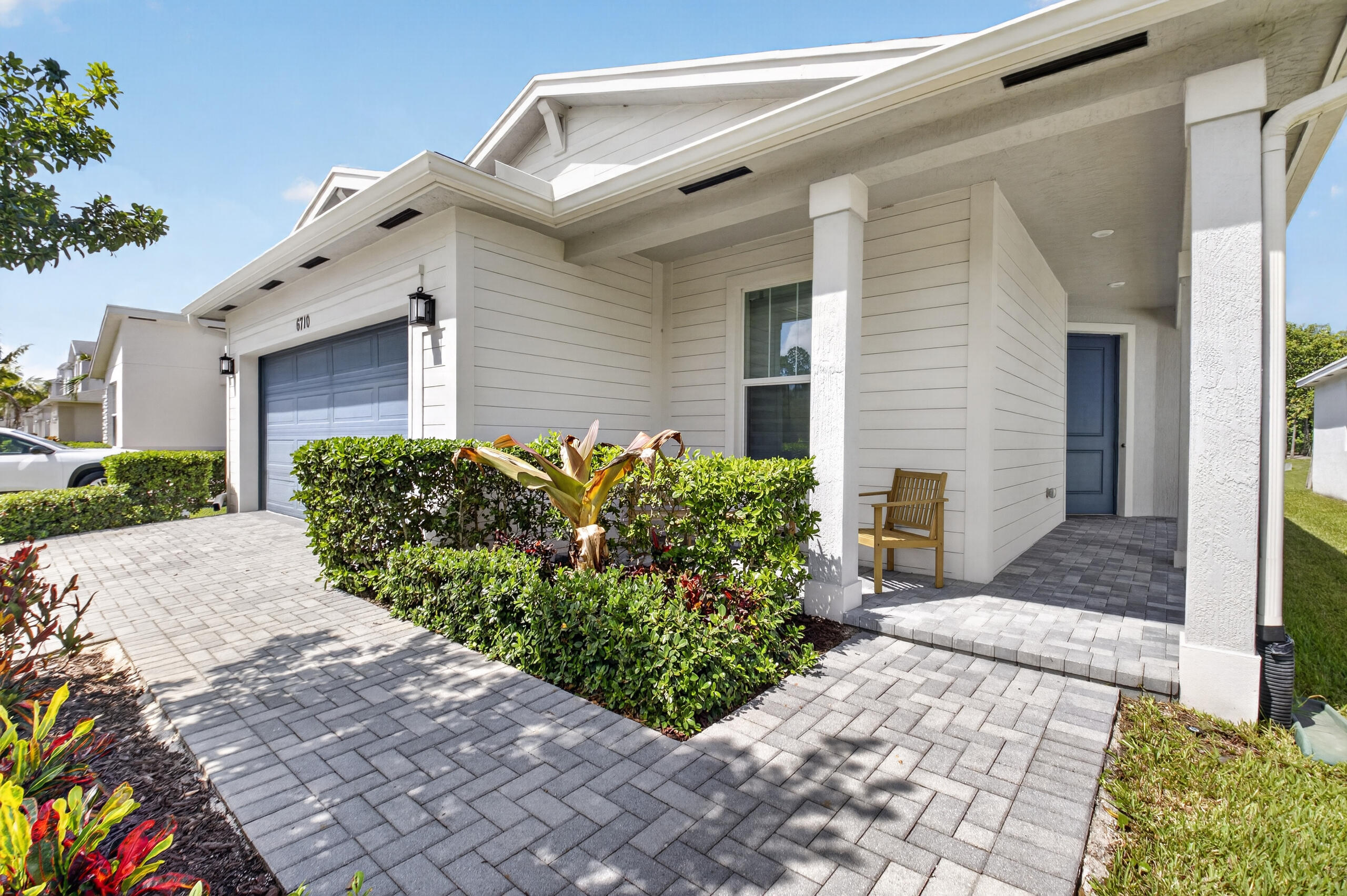 6710 POINTE OF WOODS Drive — Photo 4