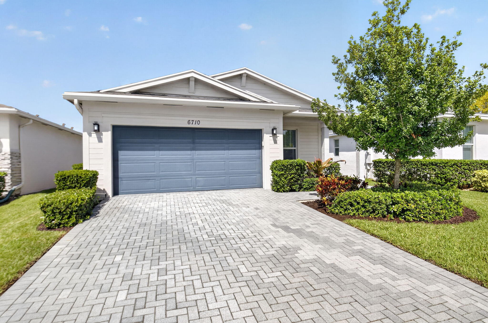 6710 POINTE OF WOODS Drive — Photo 3