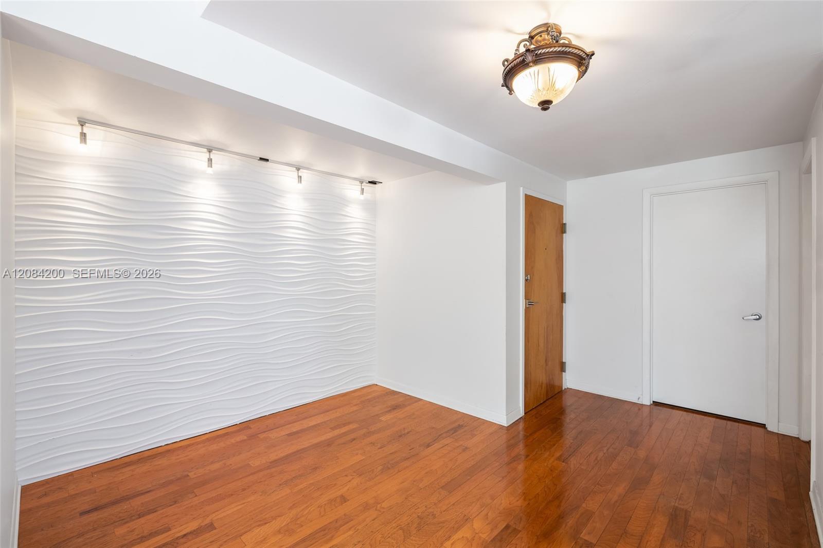 1542 Drexel Ave # 302 — Photo 3
