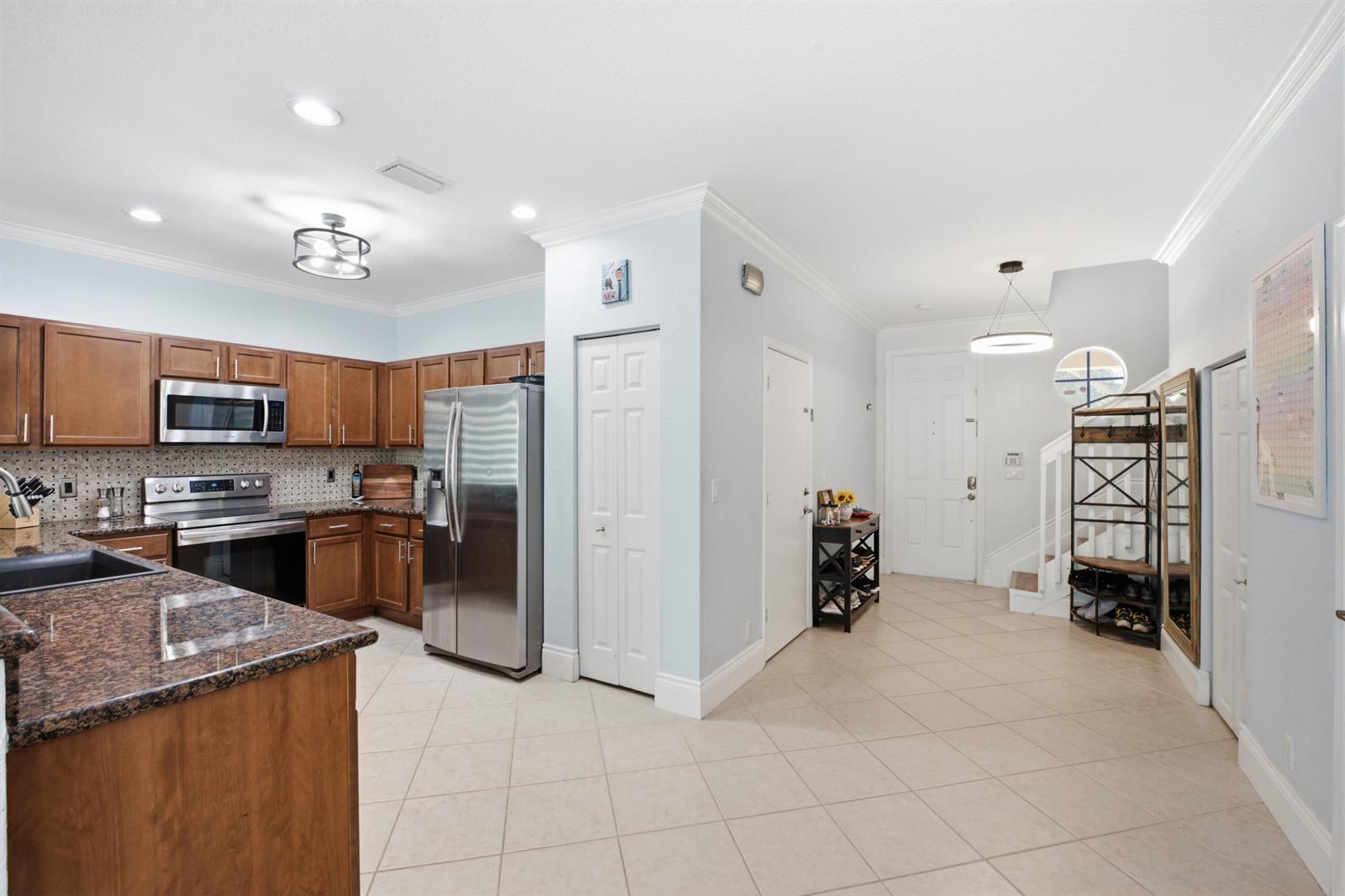 Upgraded Kitchen w/ Pantry