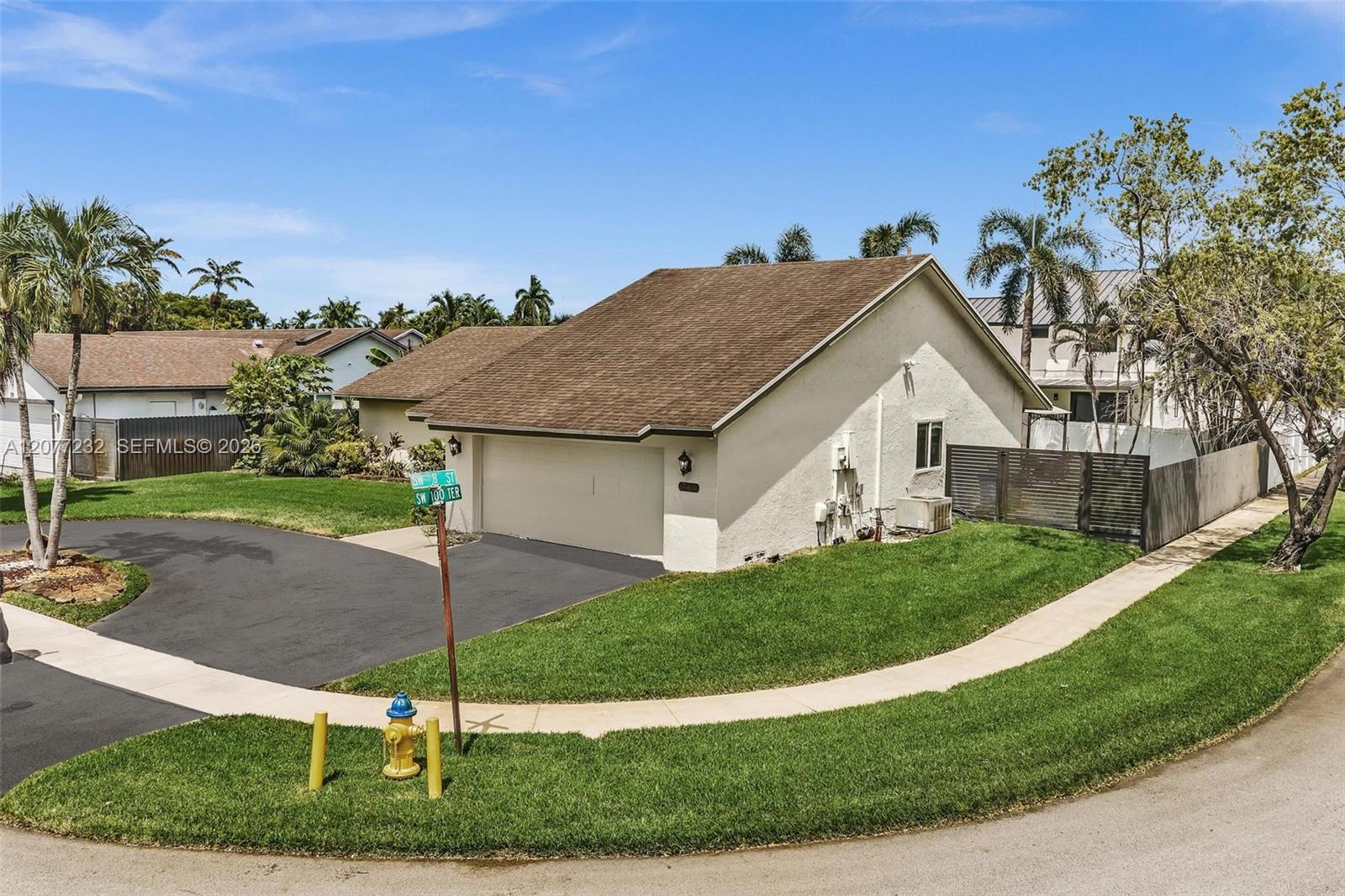 741 SW 100th Ter — Photo 3