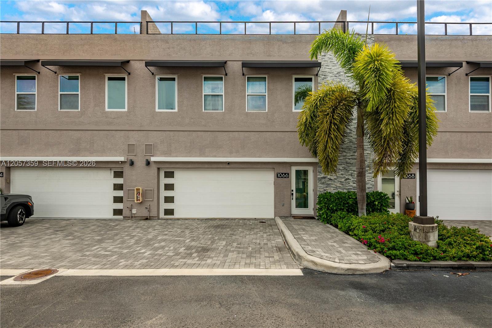 1066 NE 35th St, Oakland Park FL 33334