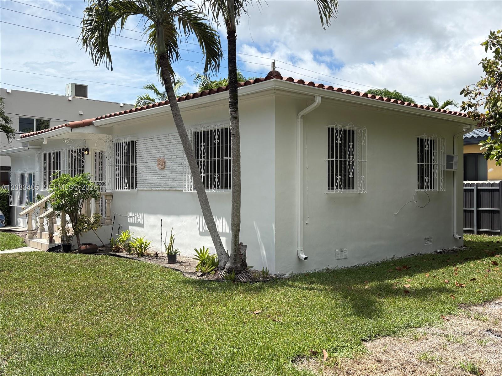 700 SW 51st Ave — Photo 2