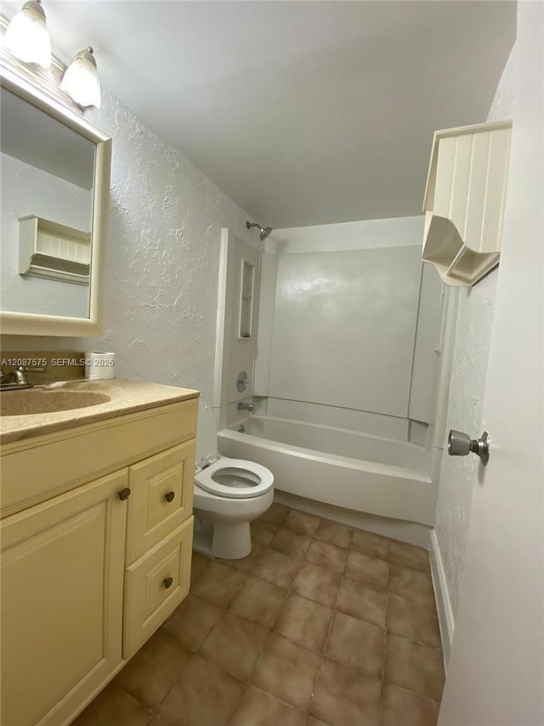 2771 Riverside Dr # A — Photo 5