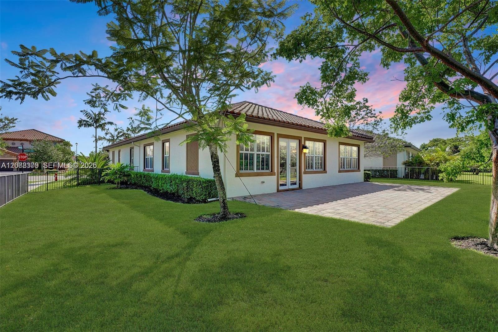 10398 Waterside Ct — Photo 4