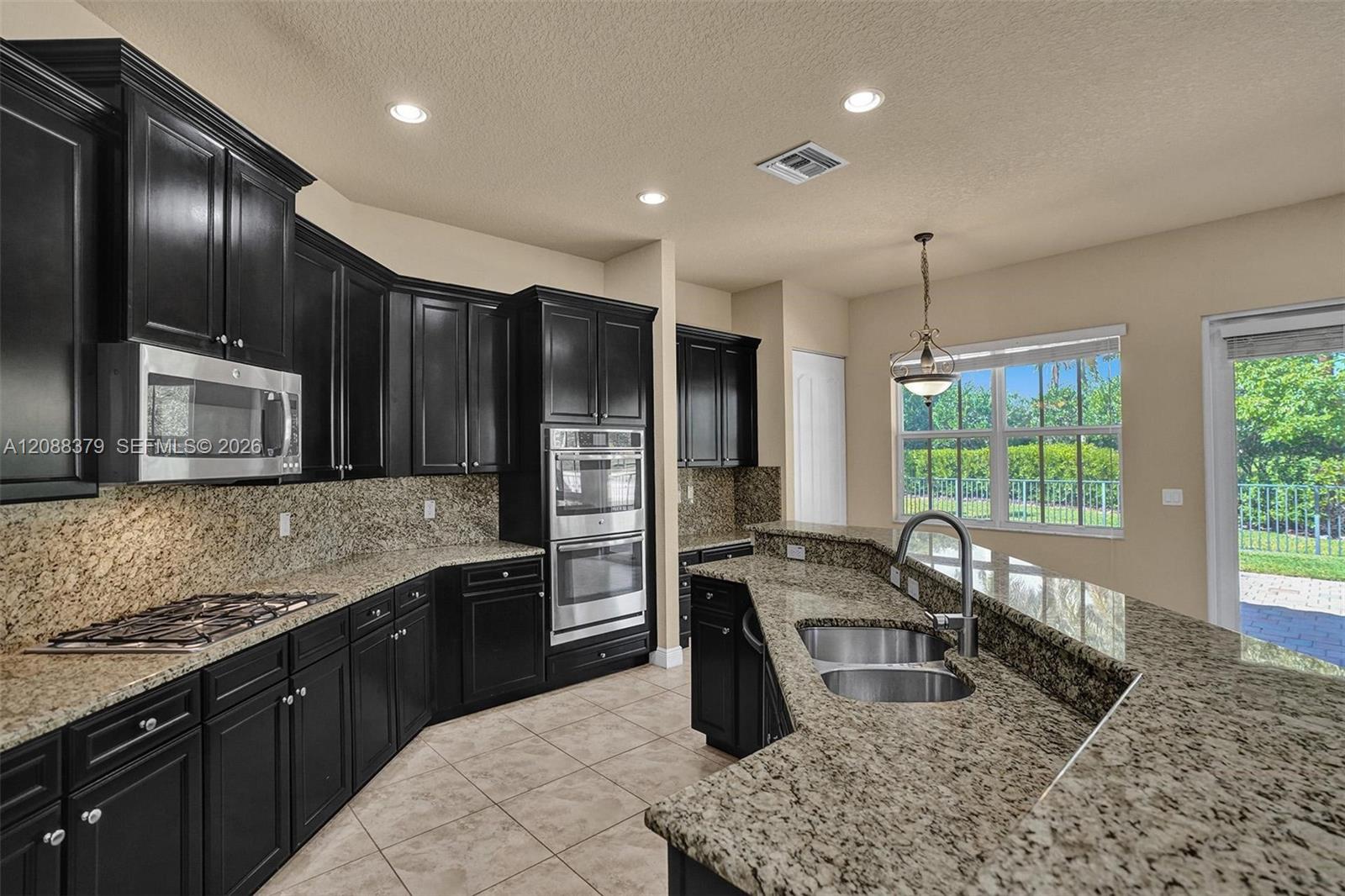 10398 Waterside Ct — Photo 5