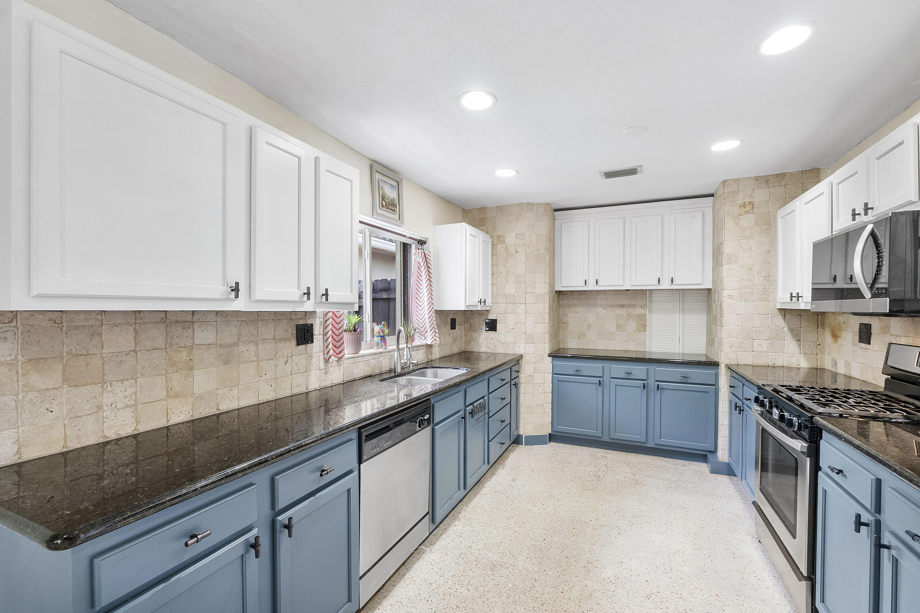 2933 NE 1st Avenue — Photo 4