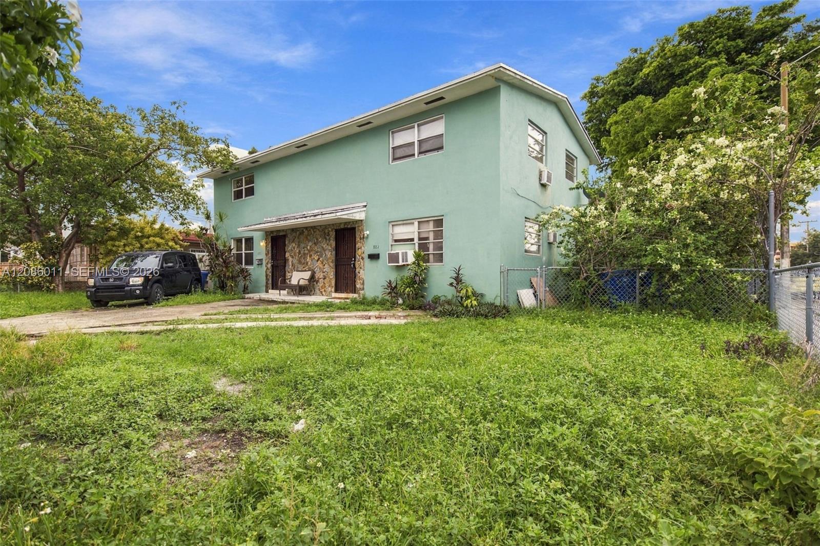 882 NW 2nd St — Photo 2