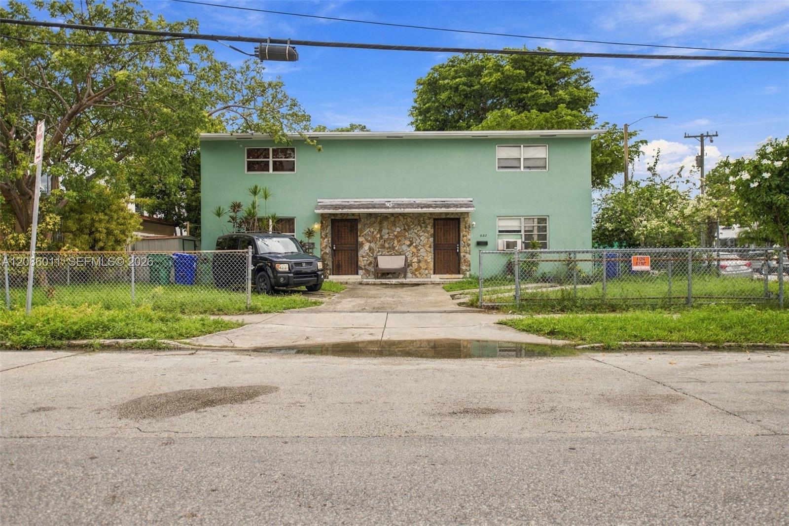 882 NW 2nd St — Photo 3