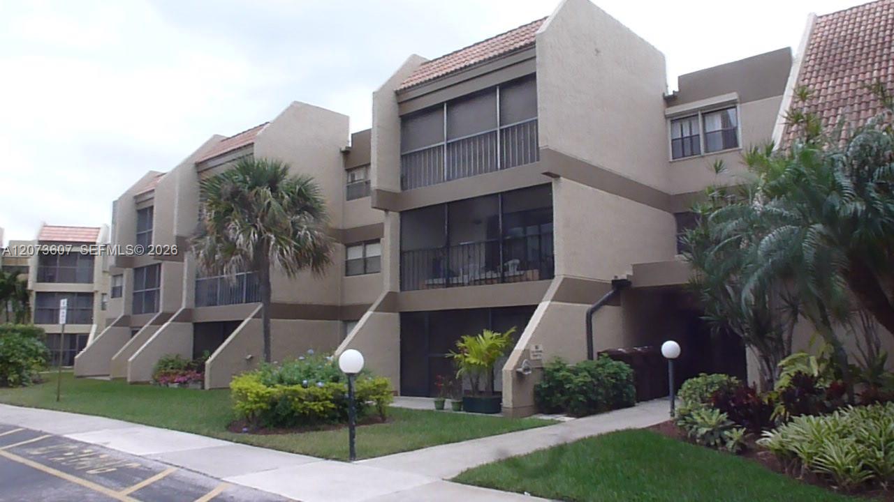 240 Lakeview Dr # 109, Weston FL 33326