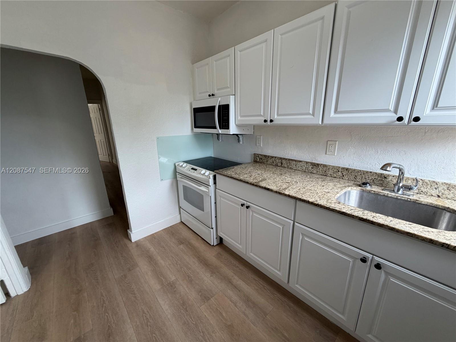 1429 SW 3rd St # 4 — Photo 2