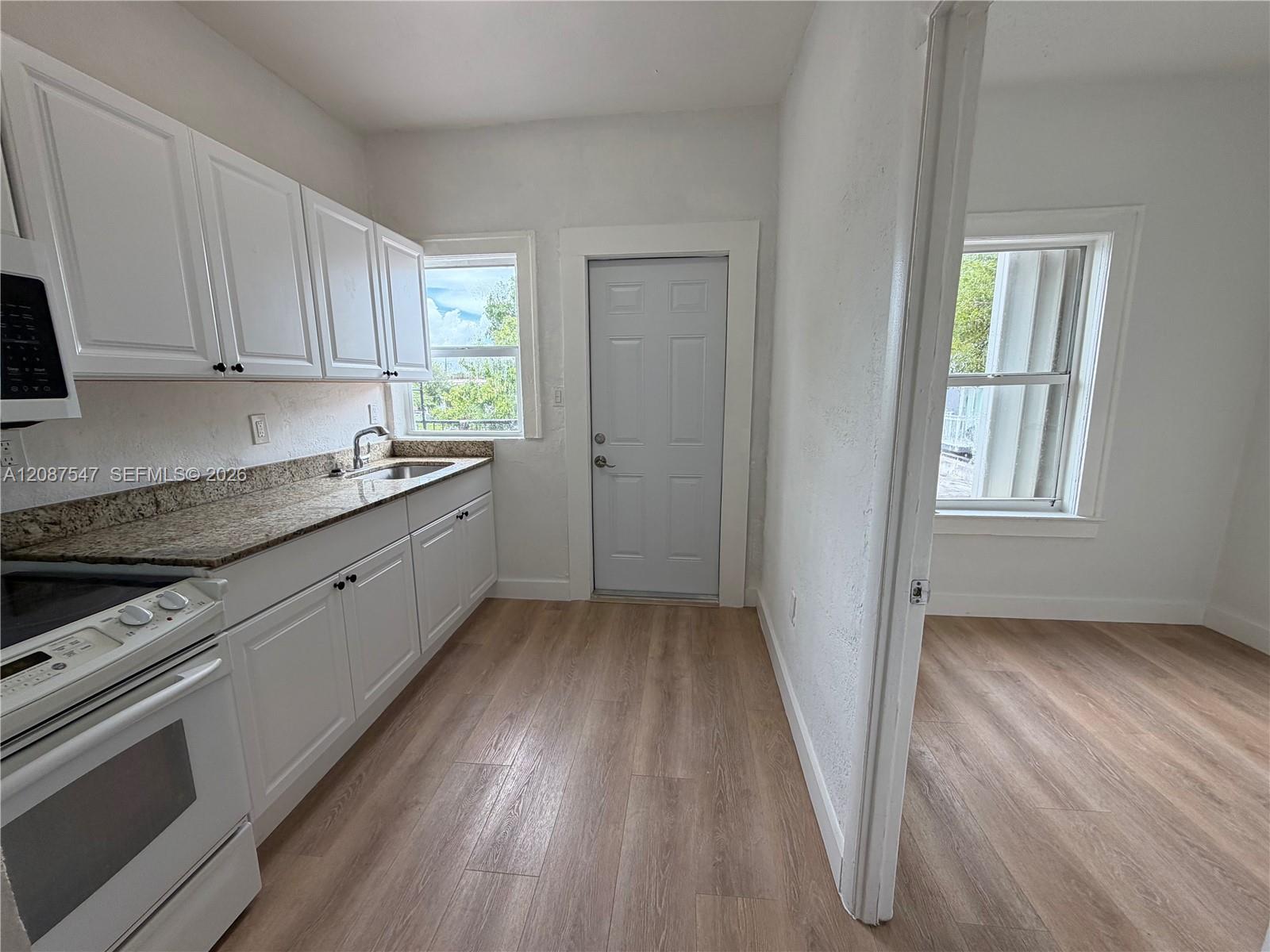 1429 SW 3rd St # 4 — Photo 3